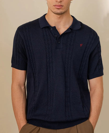 Fitted knit polo shirt front, navy blue, short sleeves, buttoned collar, red logo
