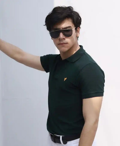 Fitted dark green polo shirt with short sleeves, buttoned collar, small chest logo