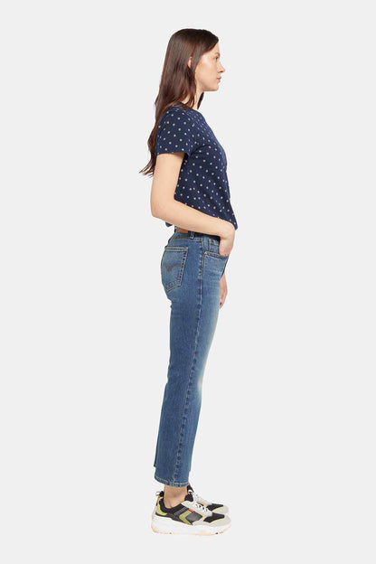 Levi's side view dot T-shirt and blue straight jeans with belt loops