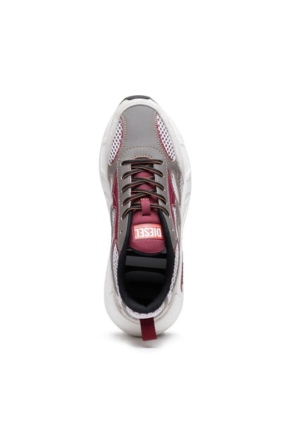 Sneaker tongue and lace-up opening with burgundy interior lining