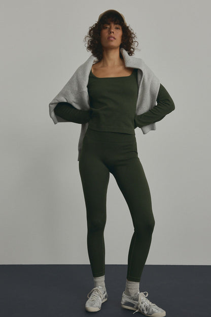 Forest green ribbed leggings with high waist and ankle-length fit