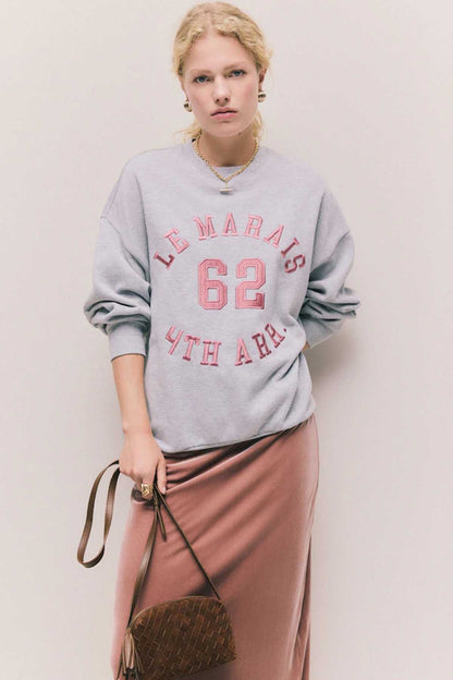 Grey sweatshirt with 62 graphic print and ribbed cuffs, wide neckline.