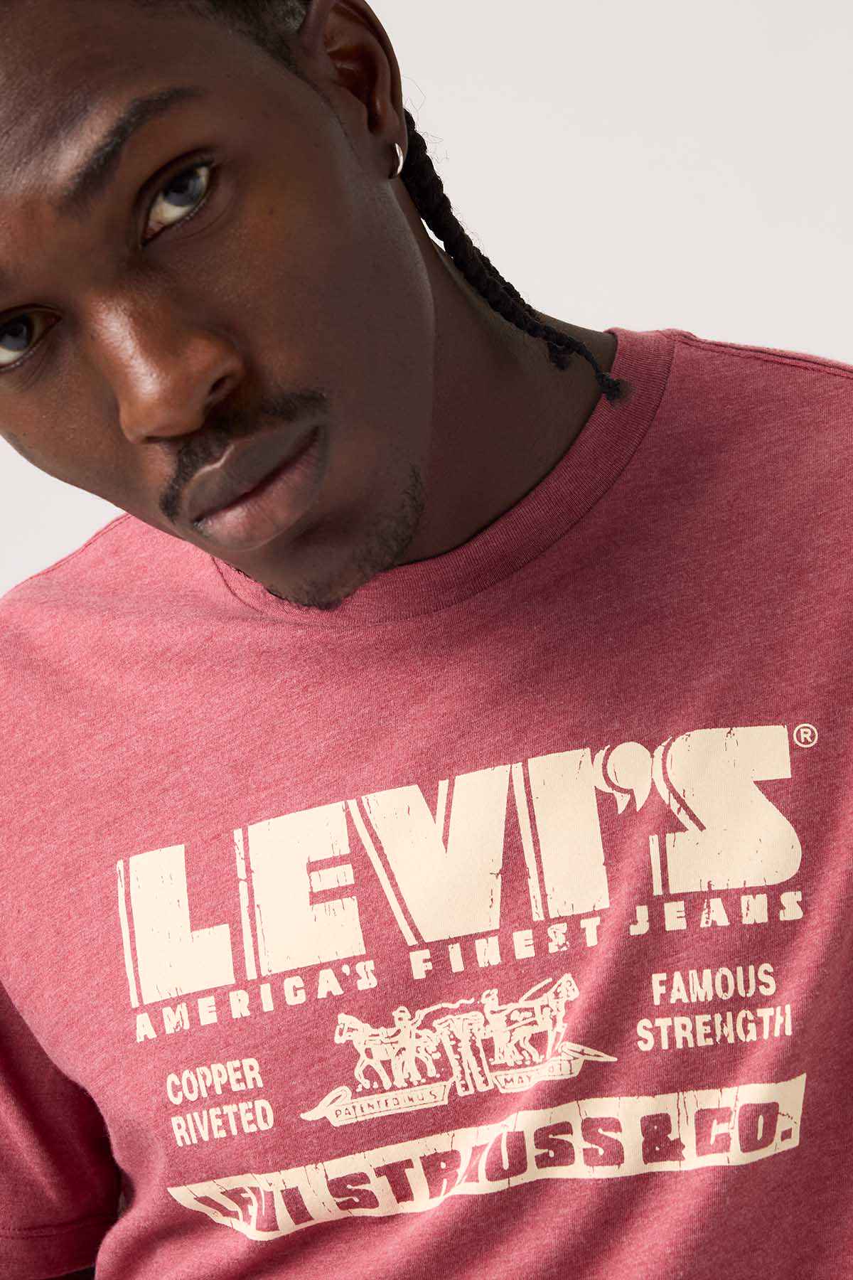Men's red graphic T-shirt detail, crew neck and front print