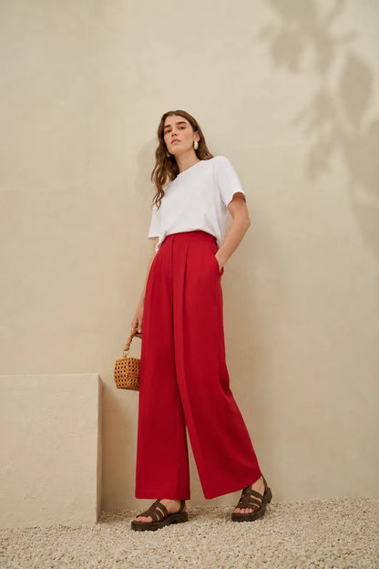 White crew-neck short-sleeve t-shirt with straight hem