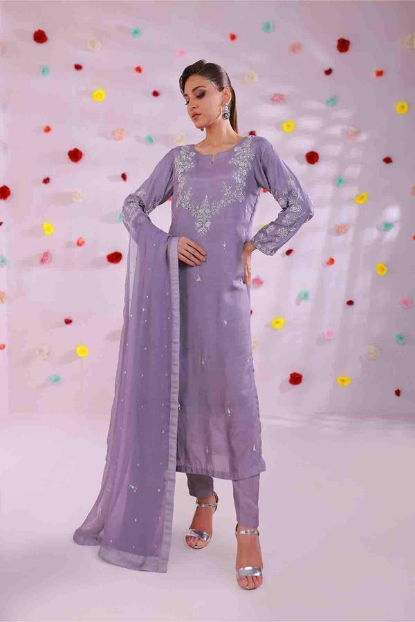 shop best readymade suits for women online in pakistan