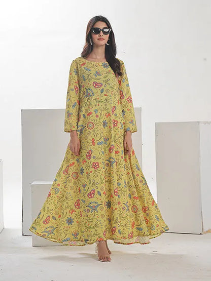 Floral print maxi dress with round neck, loose fit, flared tiered skirt