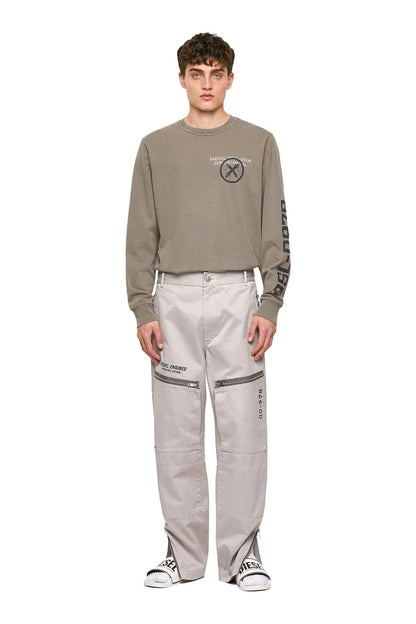 Light grey cargo pants with logo patch, straight legs, elastic waistband