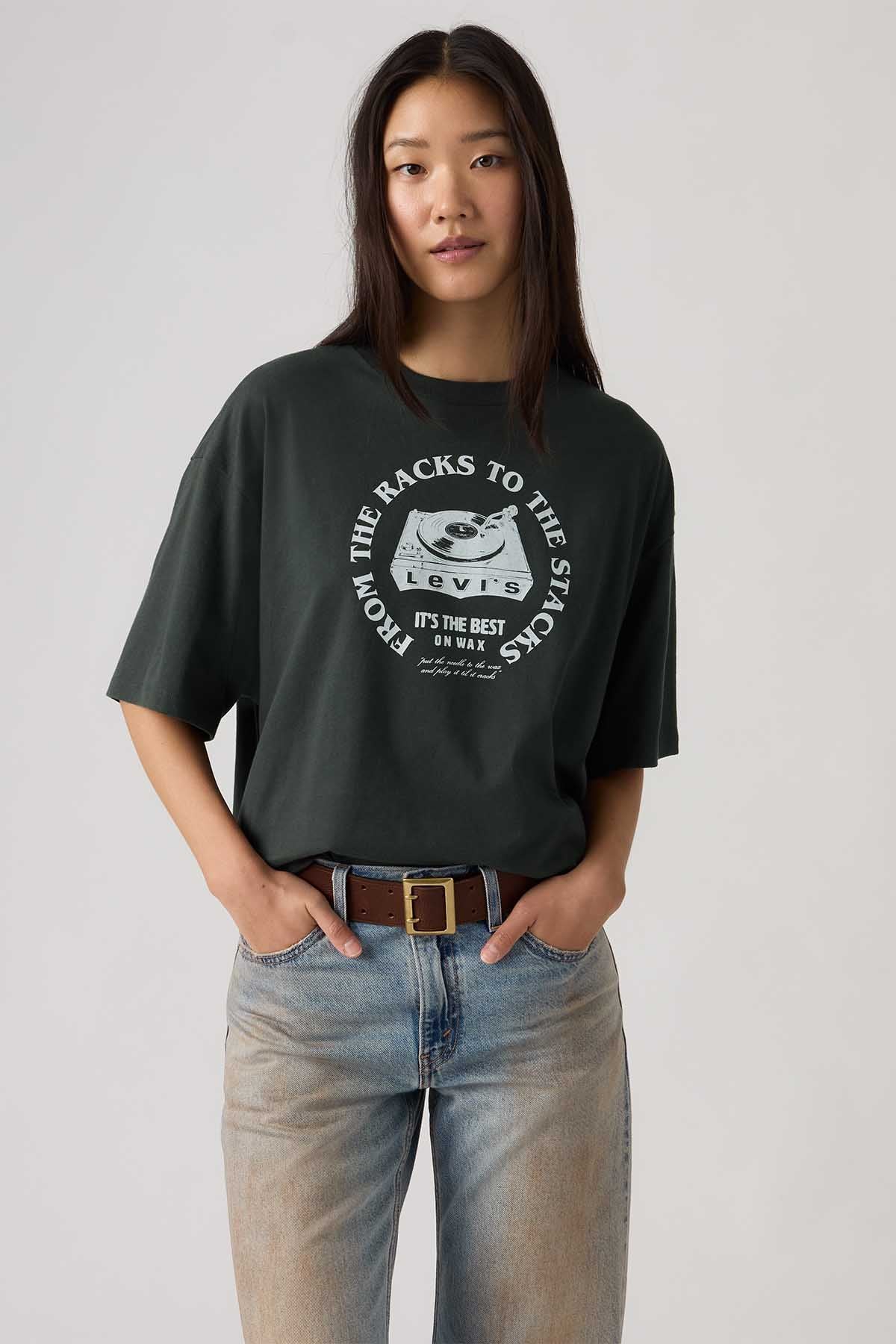 Dark green Levi's graphic T-shirt, crew neck, short sleeves, straight hem