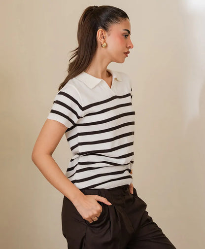 Fitted striped polo shirt with white base and black horizontal stripes, short sleeves, collar