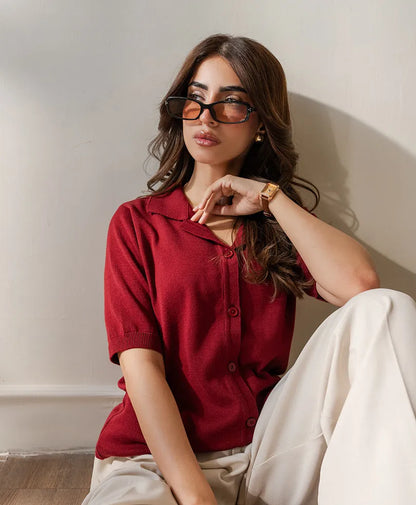 Fitted burgundy button-up shirt with pointed collar and short sleeves, close-up front