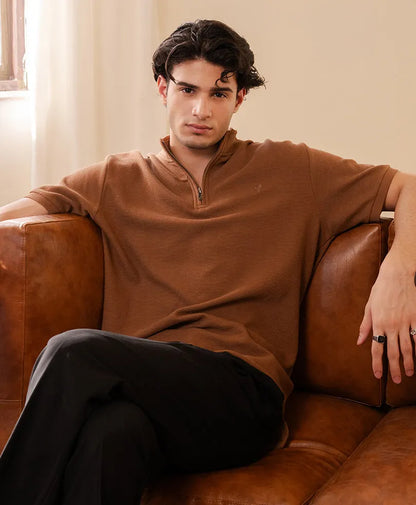 Fitted half-zip short-sleeve shirt in brown, half zipper and knit fabric detail