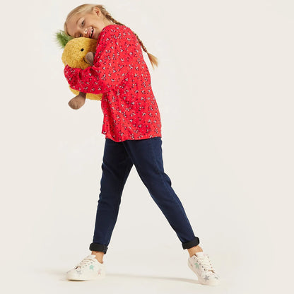 Dark blue denim jeans with cuffed hems and five-pocket styling