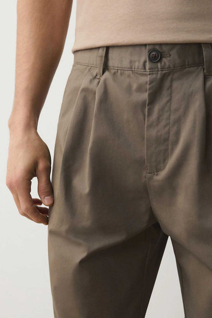 Men's sand trousers waistband with button closure and front pocket