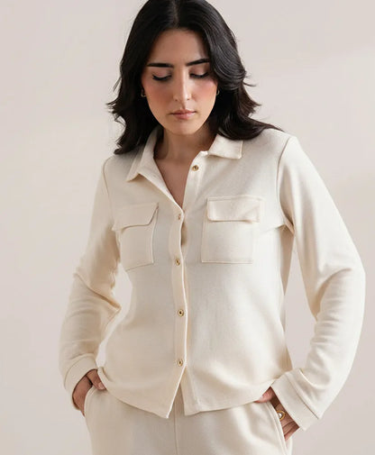 Light fitted button-up shirt with point collar and chest flap pockets, long sleeves