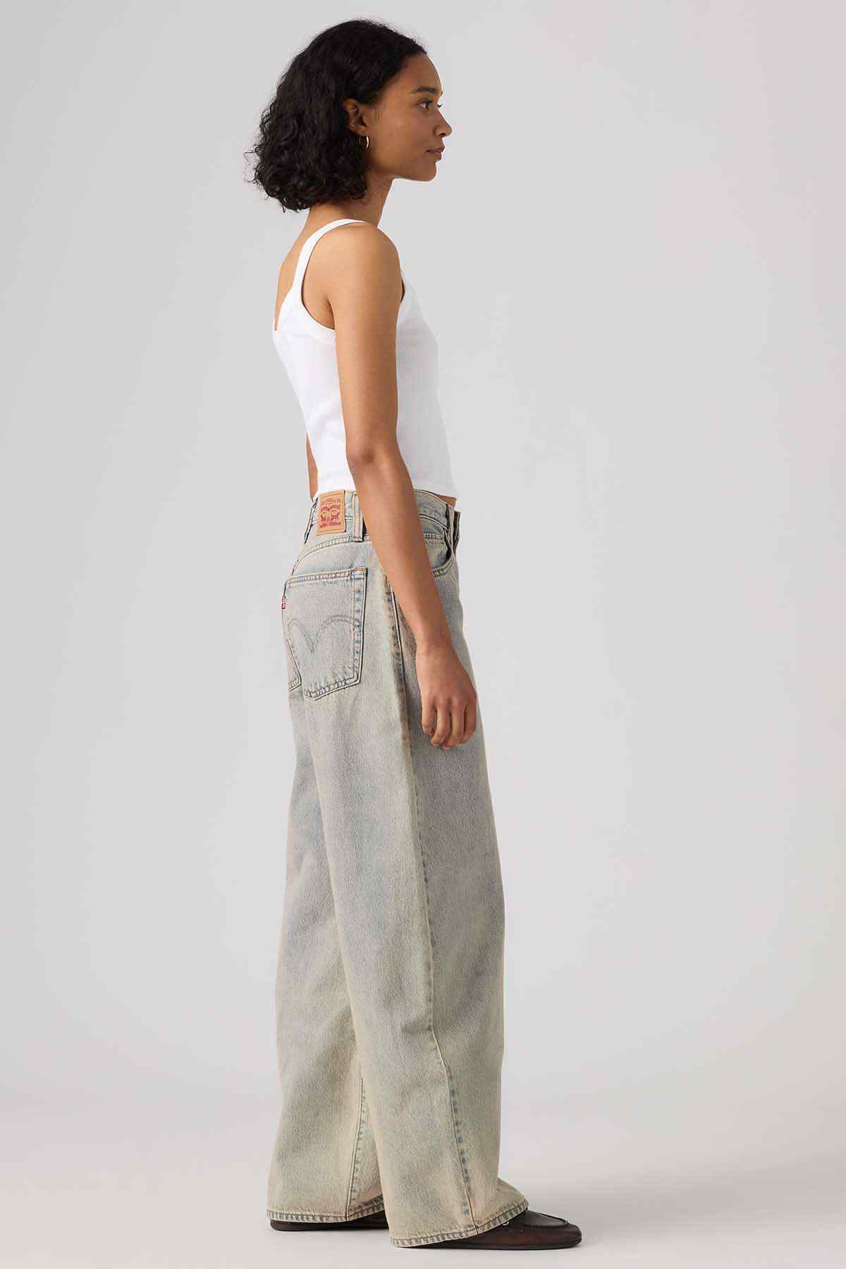 Levi's white camisole and light gray wide-leg jeans, side view