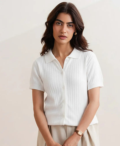 Fitted short-sleeve button-up shirt in white ribbed knit with pointed collar and buttons