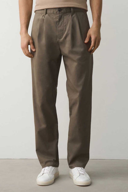 Men's sand trousers with belt loops and front pleats