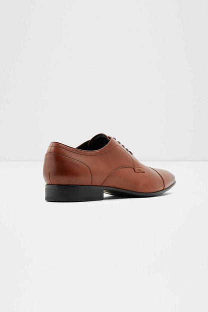 Cognac leather oxford shoe with lace-up front, black outsole and heel lining