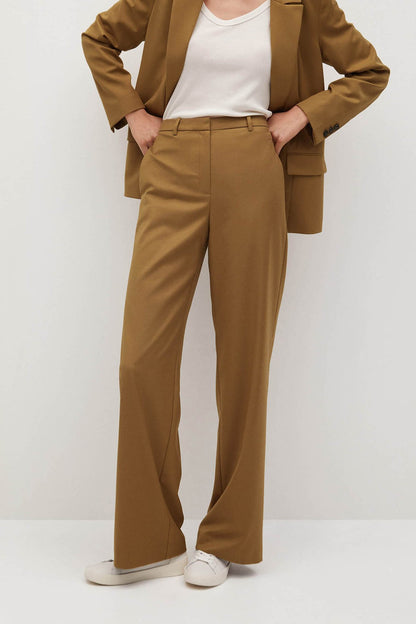 Women's brown blazer and matching wide-leg trousers with pockets, front view