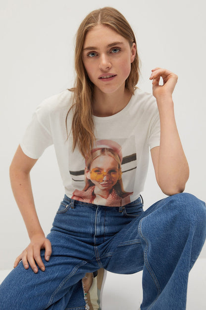 White graphic T-shirt with portrait print, crew neck, short sleeves