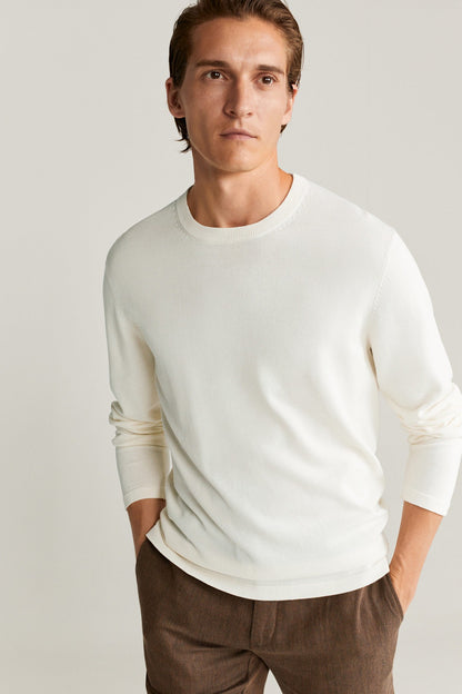 Off-white crewneck sweatshirt, long sleeves, relaxed fit