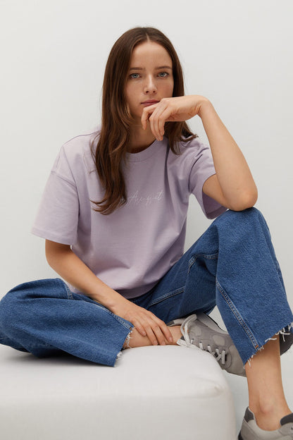 MANGO mauve crew-neck short-sleeve T-shirt on model, seated