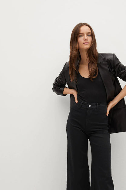 Black high-waist wide-leg jeans with button closure and side pockets