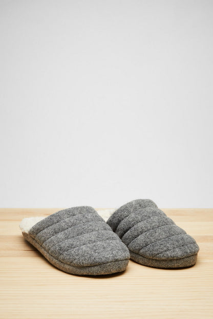 Men'secret medium grey slip-on slippers, plush white sherpa lining visible