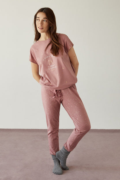Women's pink pajama set: short-sleeve tee and drawstring pants, star print