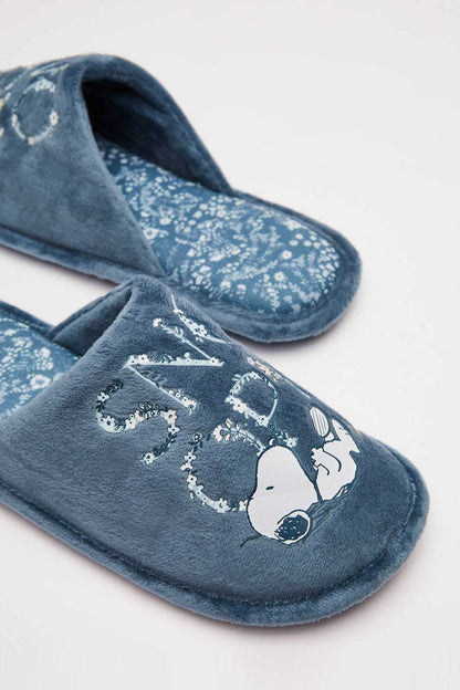 Medium blue plush slipper with penguin graphic and textured blue patterned lining