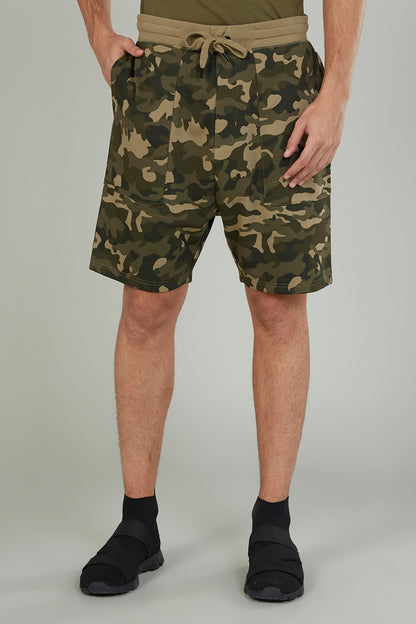 Men's camouflage drawstring shorts with elastic waist, knee length, side pockets