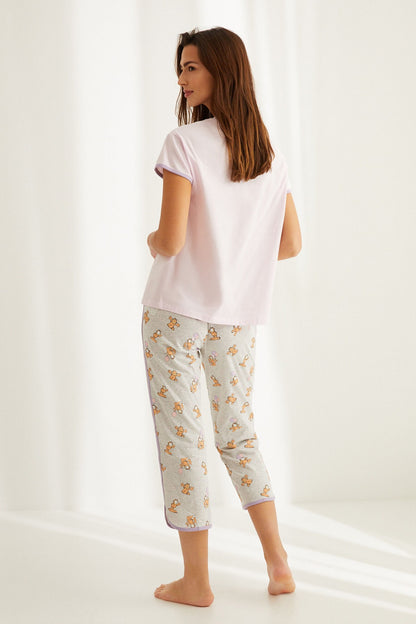 Women'secret pajama set: short-sleeve tee and patterned capri lounge pants, side view